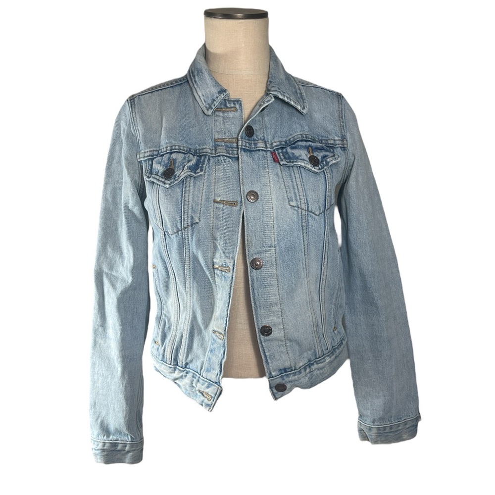 Levi’s Womens Slightly Distressed Light Blue Denim Jacket Sz S EUC Casual